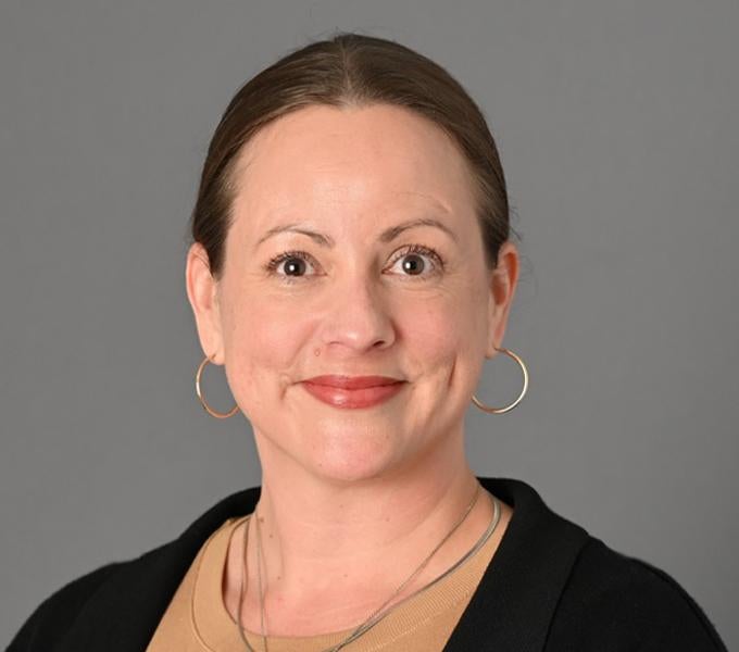 Ellie Graves headshot